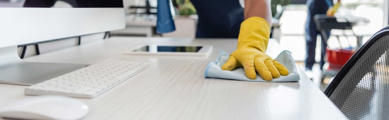 Professionel kontorrengøring og aftørring af arbejdspladser